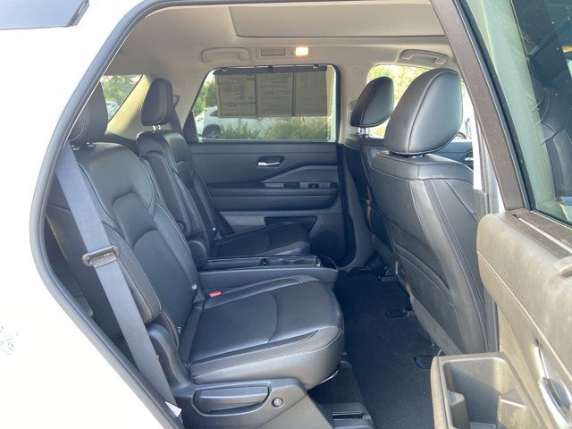 Used 2024 Nissan Pathfinder SL w/ SL Premium Package FWD image 14
