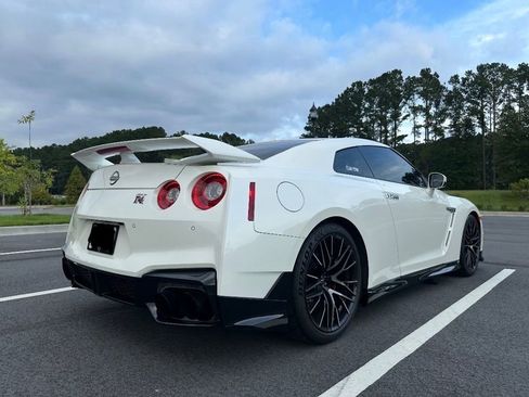 Used 2024 Nissan GT-R Premium w/ Premium Interior Package image 3