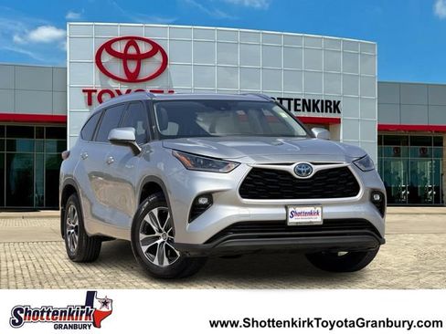 Used 2021 Toyota Highlander XLE FWD image 1