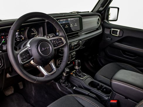 Used 2025 Jeep Wrangler Unlimited Sahara AWD/4WD image 20
