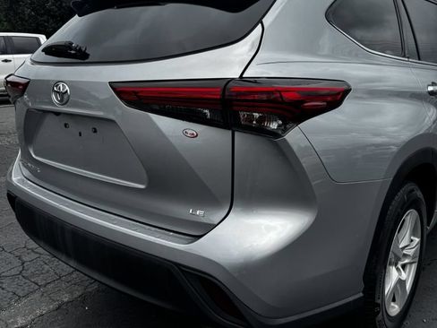 Used 2021 Toyota Highlander LE FWD image 7
