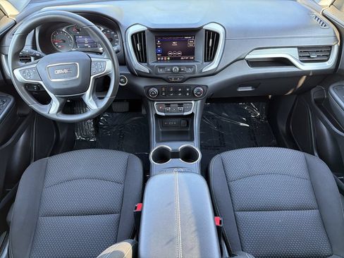 Used 2024 GMC Terrain SLE FWD image 2