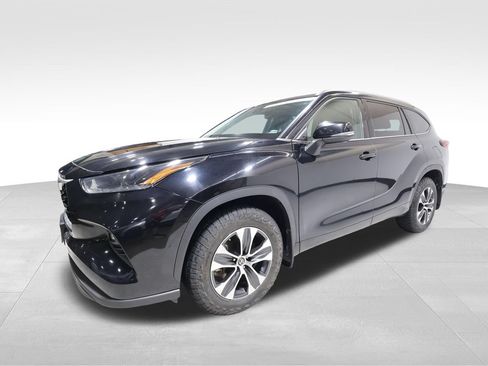 Used 2021 Toyota Highlander XLE AWD/4WD image 6