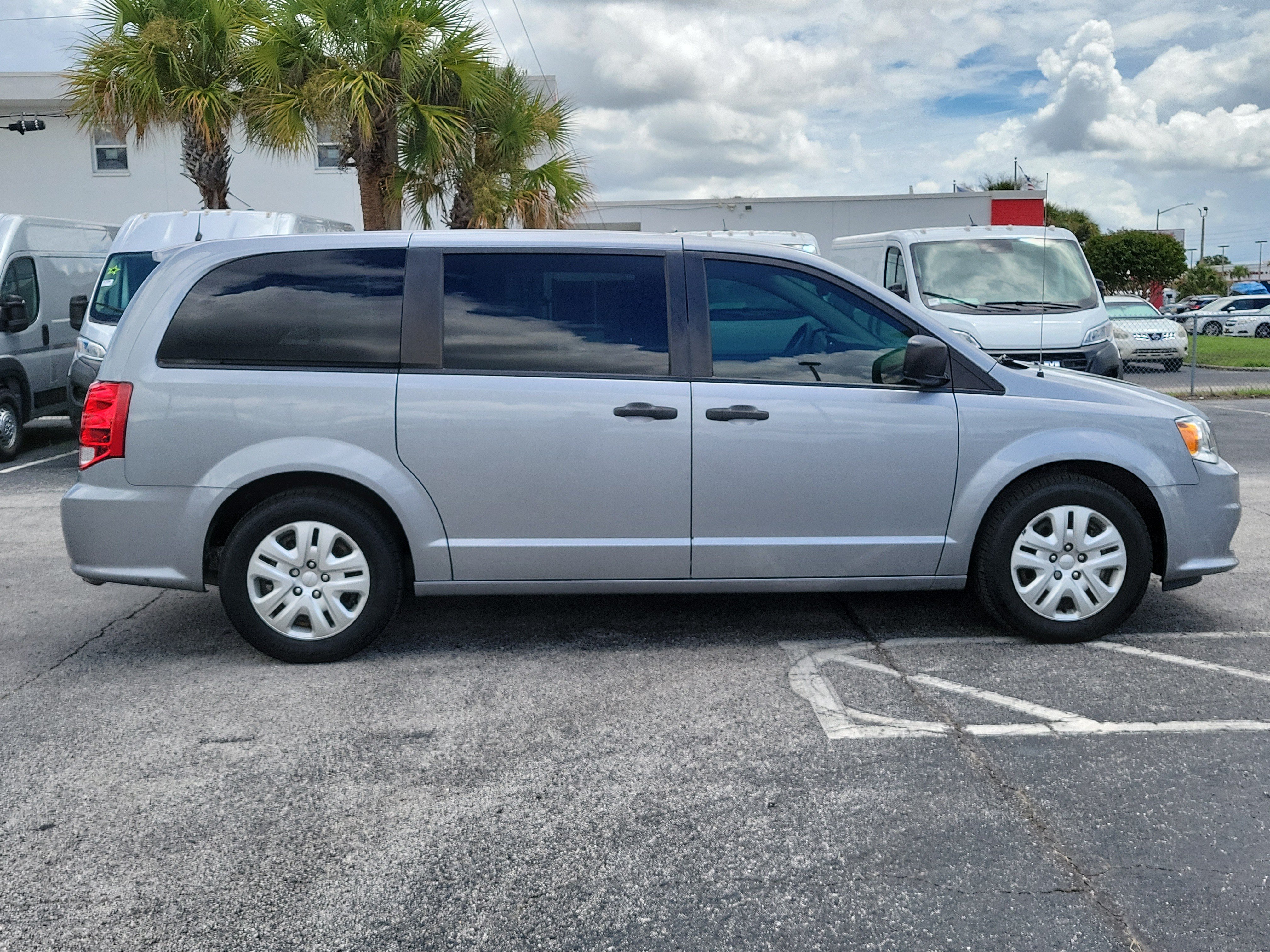 Used 2020 Dodge Grand Caravan SE FWD image 9