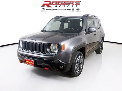 Used 2017 Jeep Renegade Trailhawk w/ Premium Trailhawk Package AWD/4WD image 3