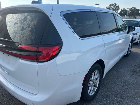 Used 2024 Chrysler Pacifica Touring-L FWD image 3