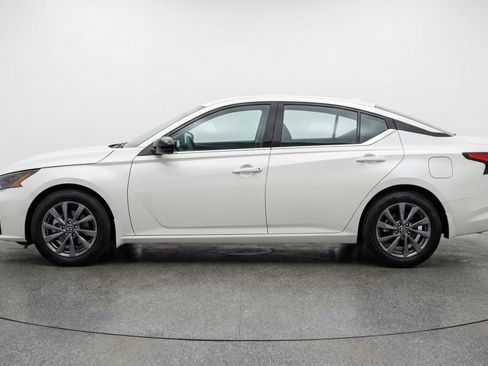 Used 2025 Nissan Altima 2.5 SV FWD image 5