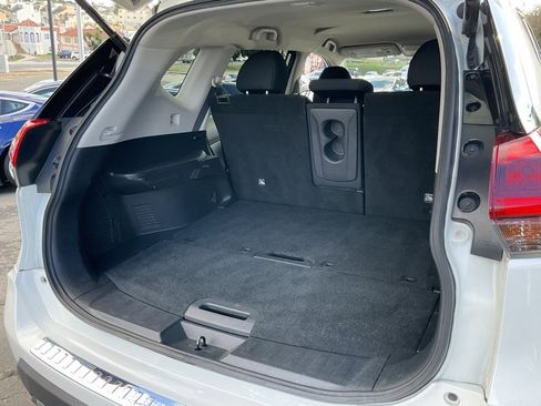 Used 2018 Nissan Rogue SV image 8