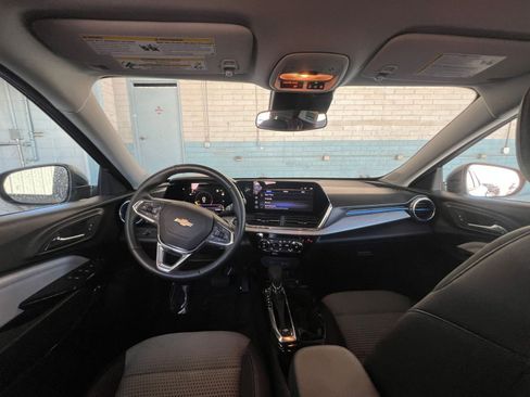 Used 2025 Chevrolet Trax LT w/ LT Convenience Package FWD image 33