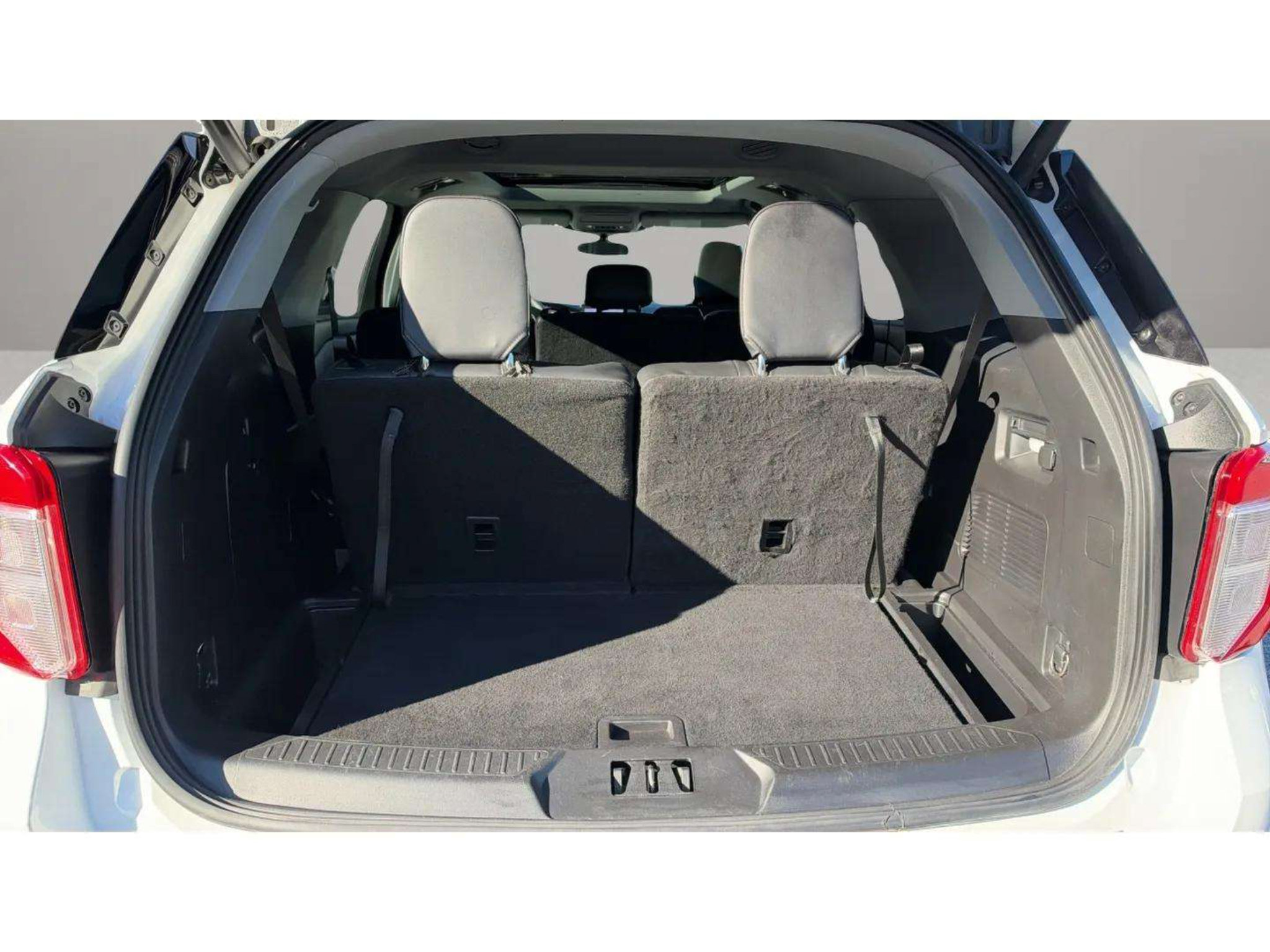 Used 2022 Ford Explorer XLT w/ Equipment Group 202A AWD/4WD image 9