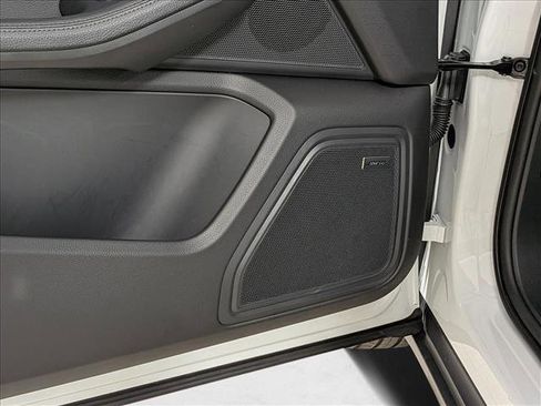 Certified 2025 Porsche Macan image 14