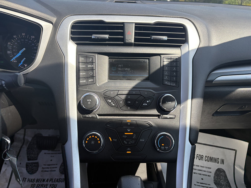 Used 2015 Ford Fusion SE FWD image 25