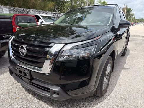 Used 2024 Nissan Pathfinder SV FWD image 3