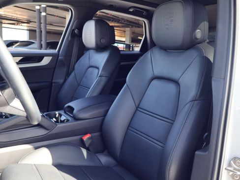 Certified 2025 Porsche Cayenne AWD/4WD image 5