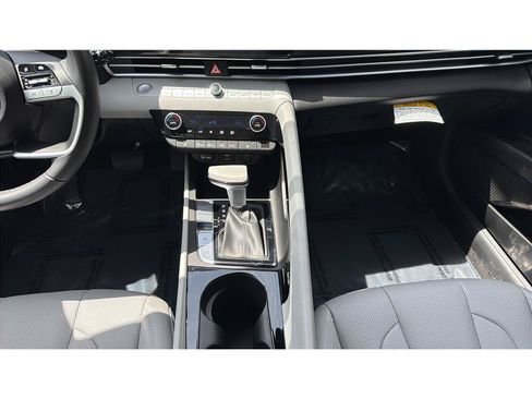 Used 2025 Hyundai Elantra Limited FWD image 17