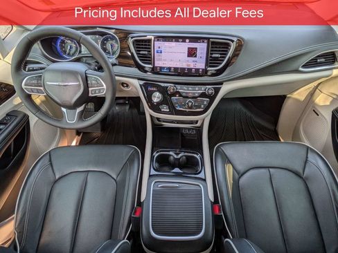Used 2024 Chrysler Pacifica Limited w/ Uconnect Theater Family Group FWD image 16