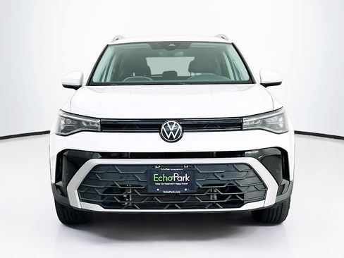 Used 2025 Volkswagen Taos SE AWD/4WD image 2