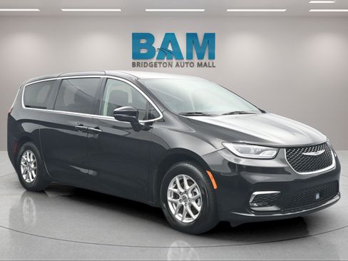 Used 2024 Chrysler Pacifica Touring-L FWD image 1