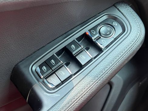 Certified 2024 Porsche Macan AWD/4WD image 32