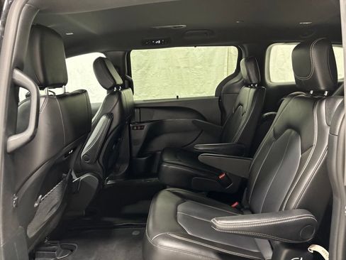 Used 2025 Chrysler Pacifica Select FWD image 42