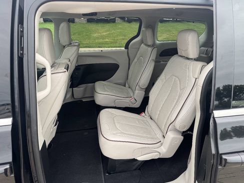 Used 2017 Chrysler Pacifica Limited FWD image 9