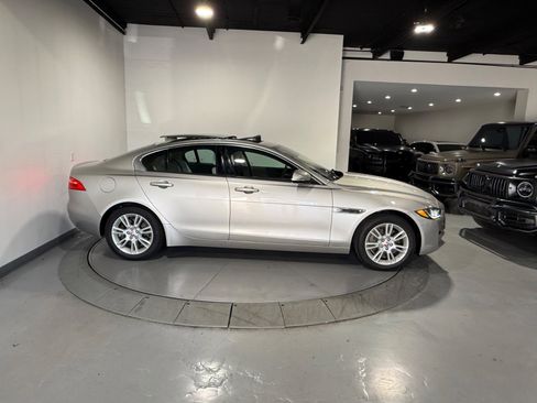 Used 2017 Jaguar XE Premium image 13