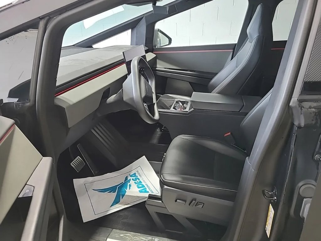 Used 2024 Tesla Cybertruck AWD Crew Cab image 5