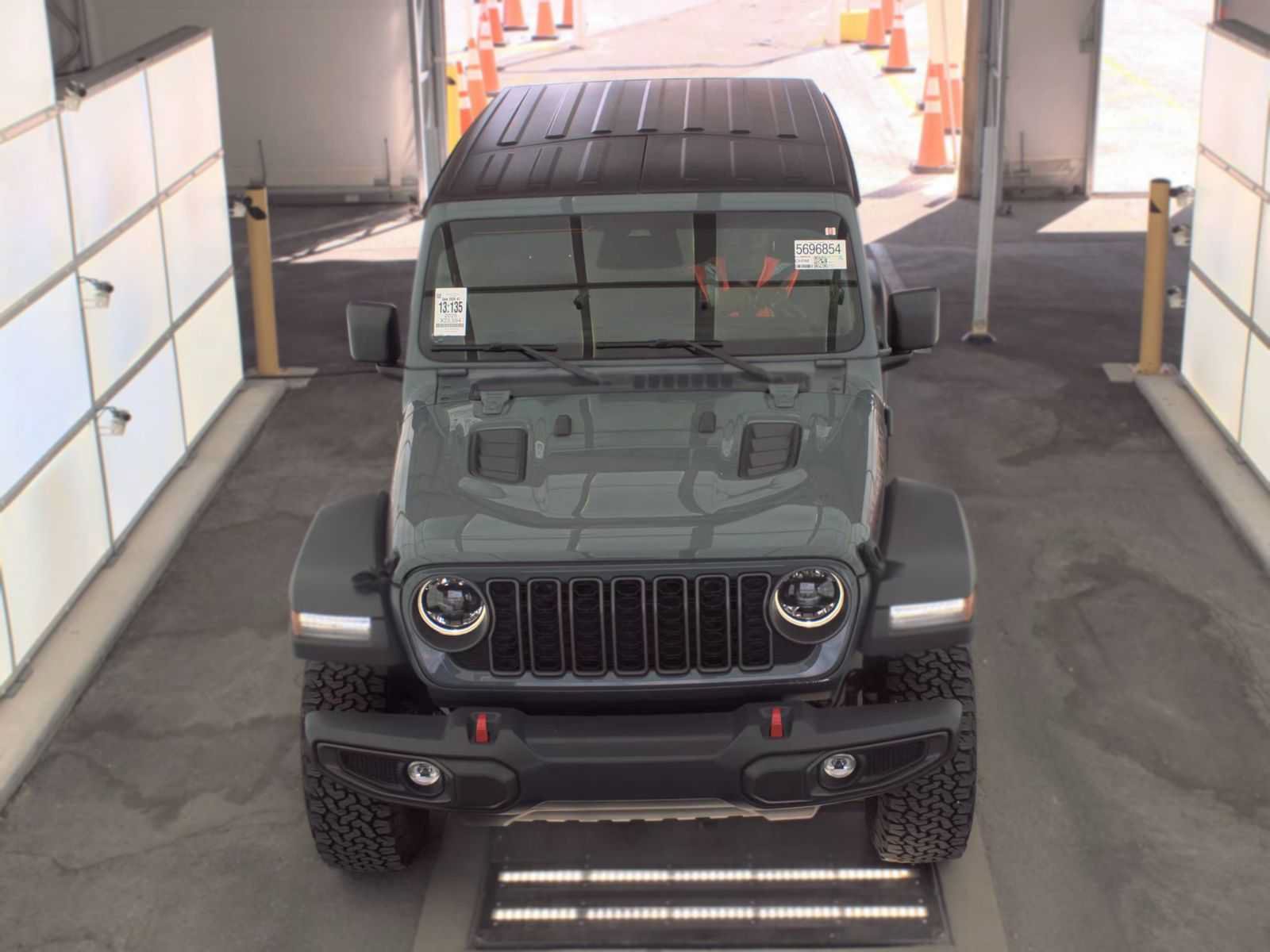 Used 2025 Jeep Wrangler Unlimited Rubicon w/ Convenience Group AWD/4WD image 13