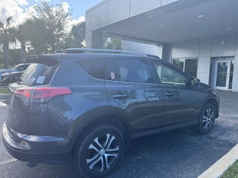 Used 2018 Toyota RAV4 LE FWD image 3
