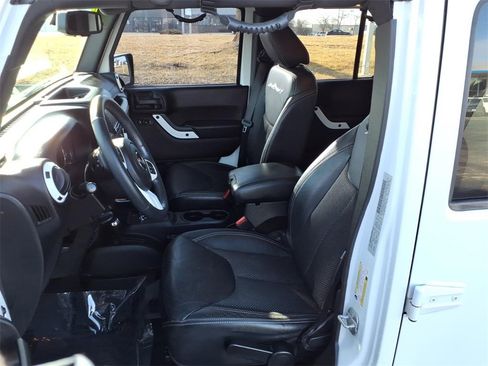 Used 2015 Jeep Wrangler Unlimited Sahara image 25