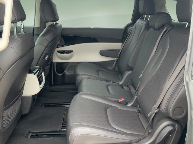 Used 2024 Kia Carnival EX FWD image 16