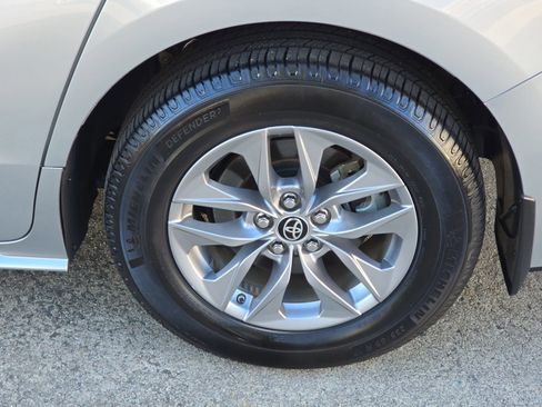 Used 2022 Toyota Sienna XLE image 41