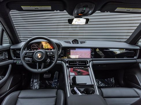 Used 2025 Porsche Panamera image 11