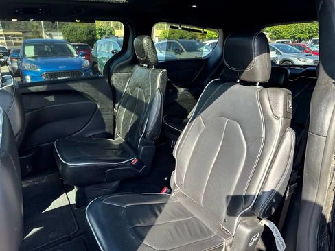 Used 2025 Chrysler Pacifica Limited FWD image 6