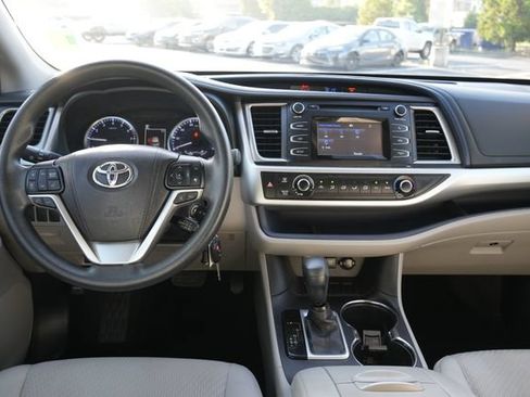 Used 2017 Toyota Highlander LE FWD image 18