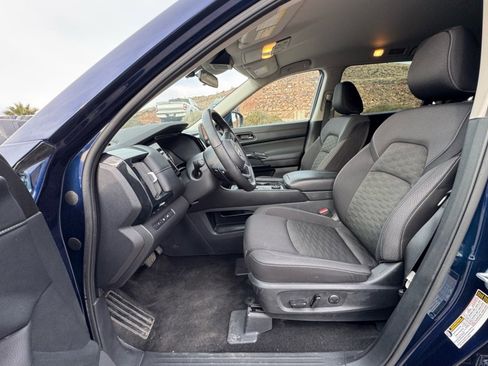 Used 2025 Nissan Pathfinder SV image 9