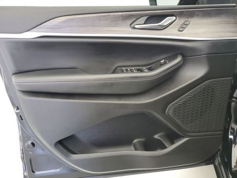 Used 2025 Jeep Grand Cherokee L Limited w/ Black Appearance Package image 22