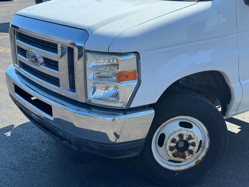 Used 2011 Ford E-450 and Econoline 450 Super Duty RWD image 2