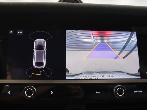 Certified 2023 Porsche Macan AWD/4WD image 17
