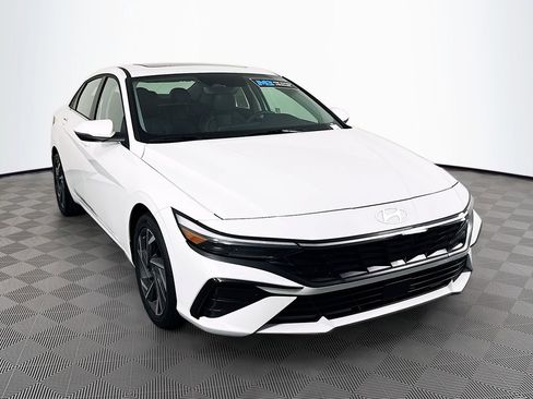 Certified 2025 Hyundai Elantra Limited image 3