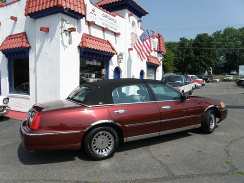 Used 2000 Lincoln Town Car Cartier image 2