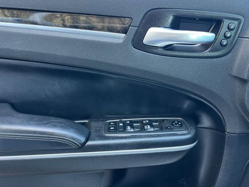 Used 2019 Chrysler 300 Limited RWD image 13