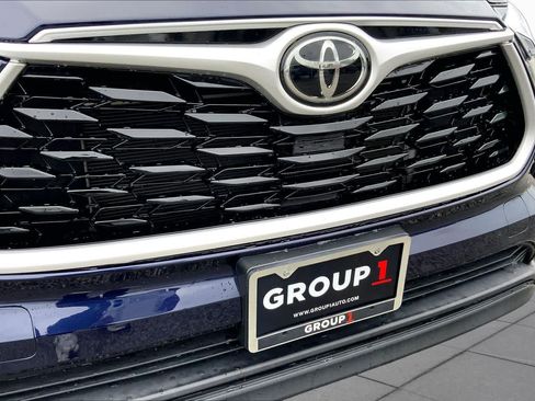 Used 2022 Toyota Highlander XLE FWD image 29