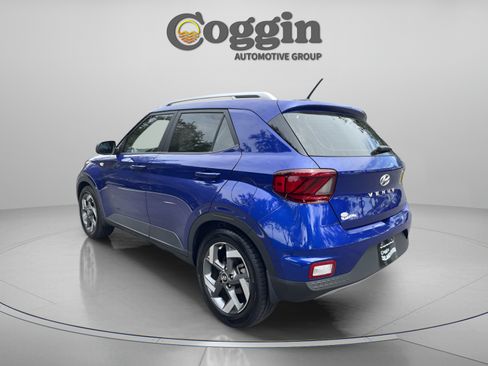 Certified 2023 Hyundai Venue Limited FWD image 4