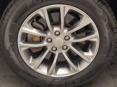 Used 2019 Jeep Cherokee Latitude Plus FWD image 31