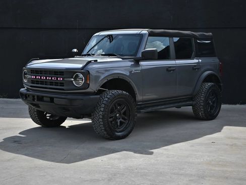 Used 2023 Ford Bronco 4-Door AWD/4WD image 3