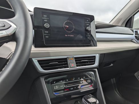 Used 2025 Volkswagen Taos SE w/ Panoramic Sunroof Package FWD image 26