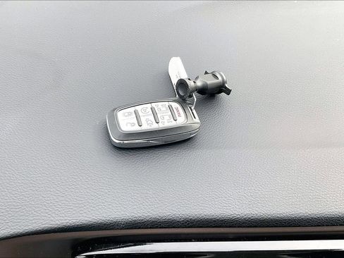 Used 2023 Chrysler Voyager LX image 12