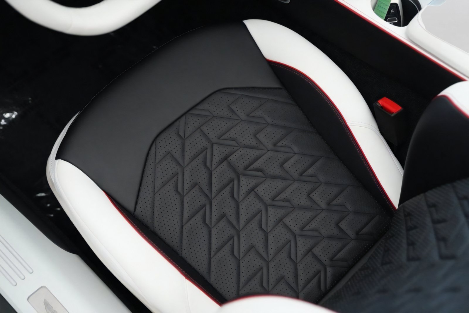New 2026 Aston Martin Vanquish Convertible RWD image 10