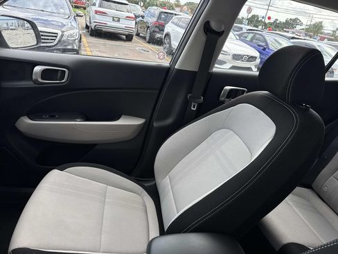 Used 2025 Hyundai Venue SEL FWD image 17